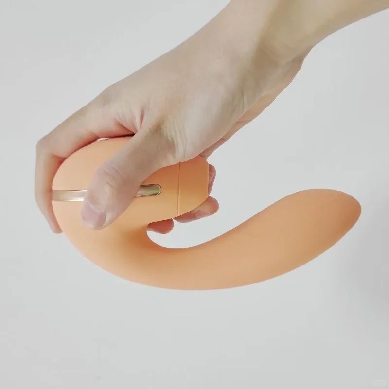 约会助兴——男女一起用情趣用品！