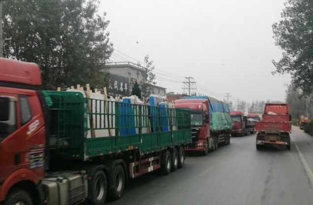 货车司机自述：为了缓解长途寂寞，他们会带上一个女人陪伴