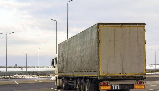 货车司机自述：为了缓解长途寂寞，他们会带上一个女人陪伴